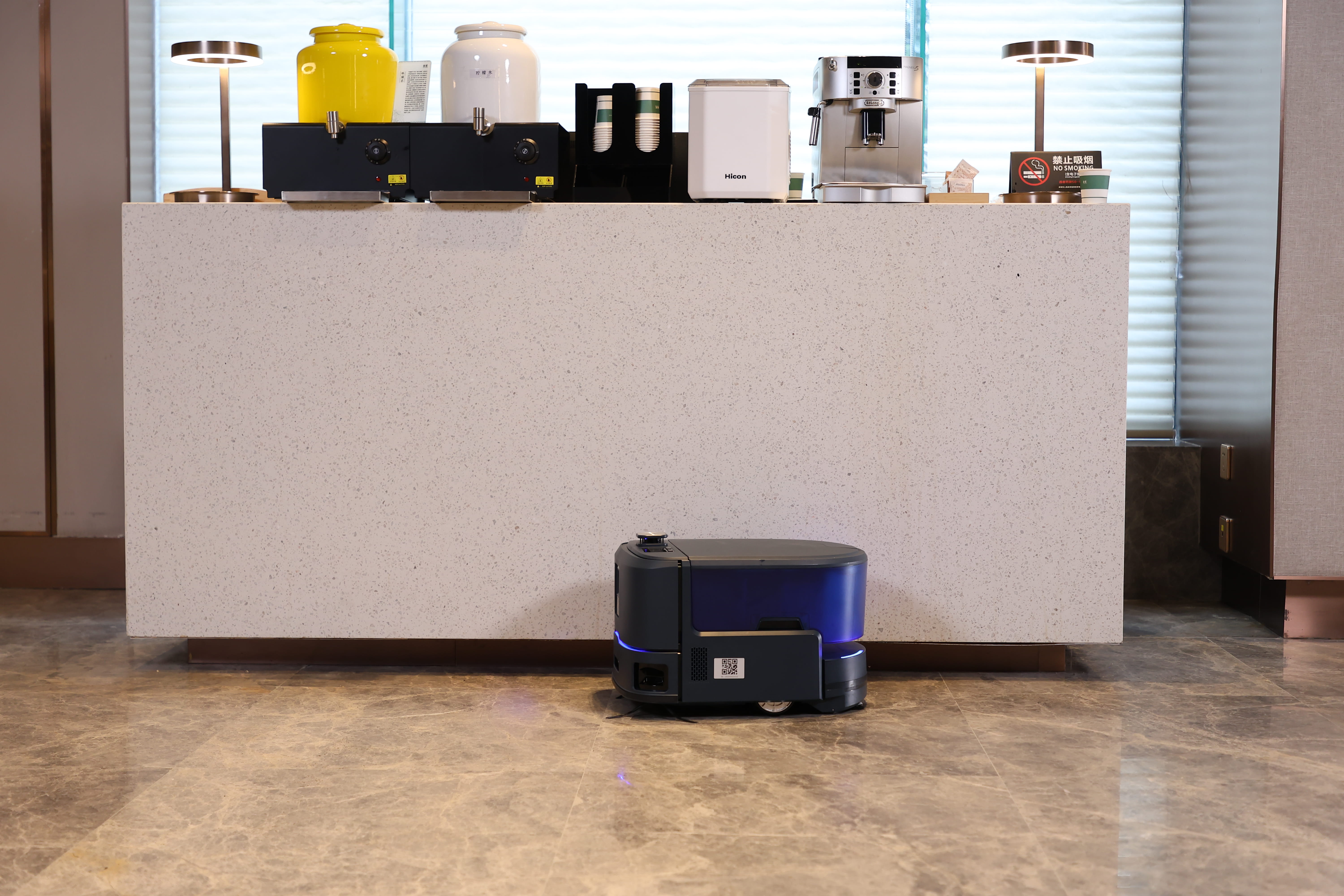 KLEENBOT C20 en cafetería