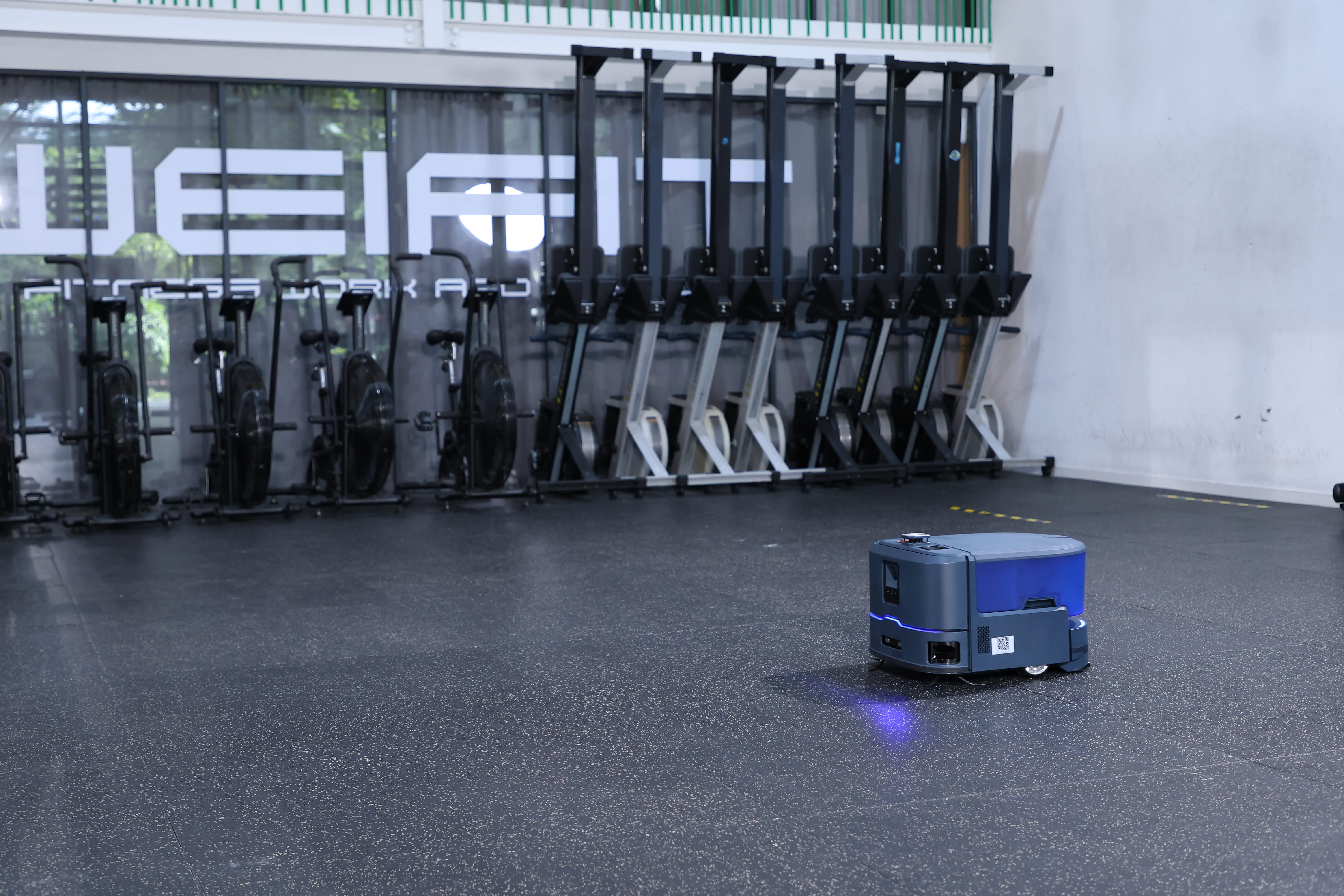 KLEENBOT C20 en gimnasio