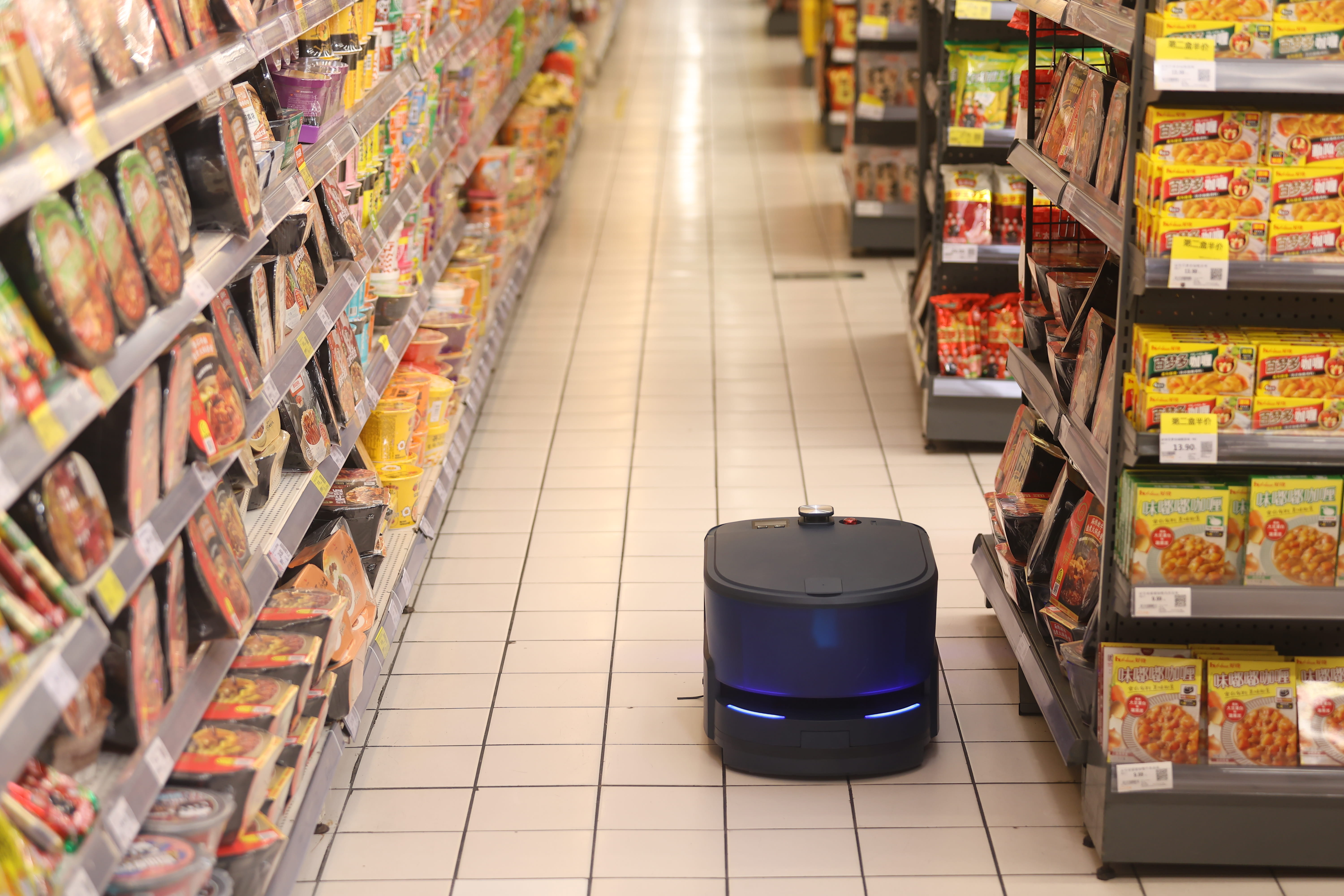 KLEENBOT C20 en supermercado