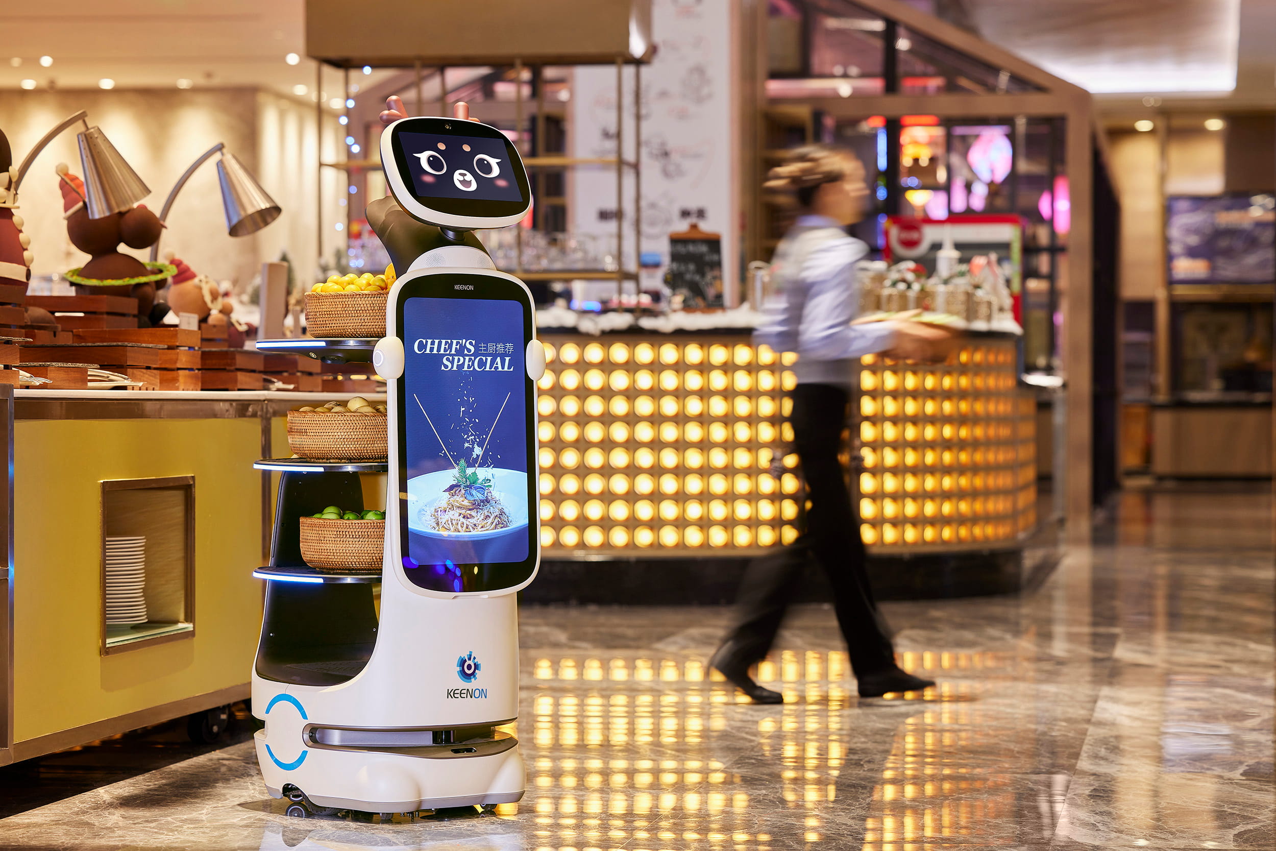 DINERBOT T10 realizando una entrega