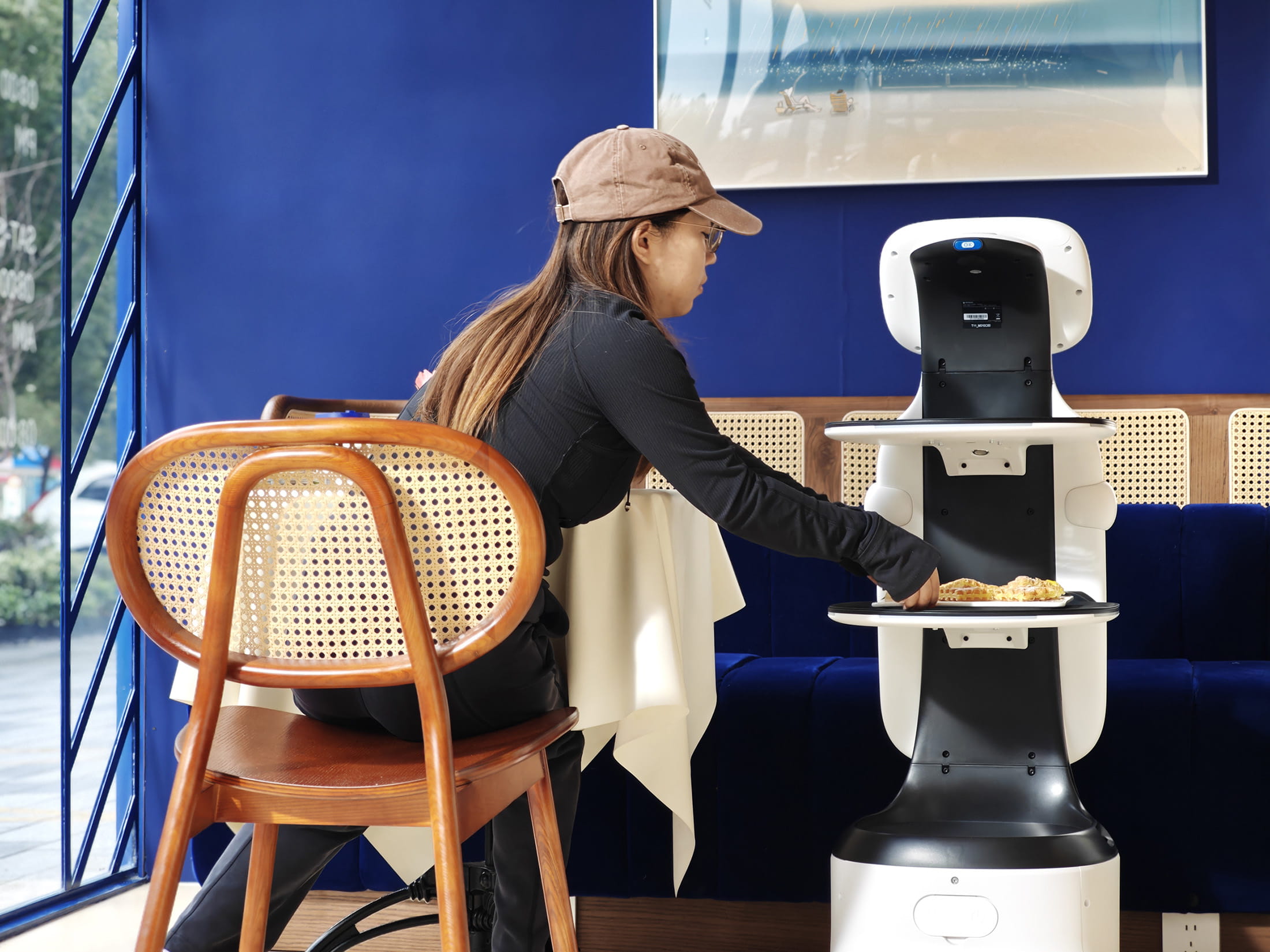 DINERBOT T11 realizando una entrega