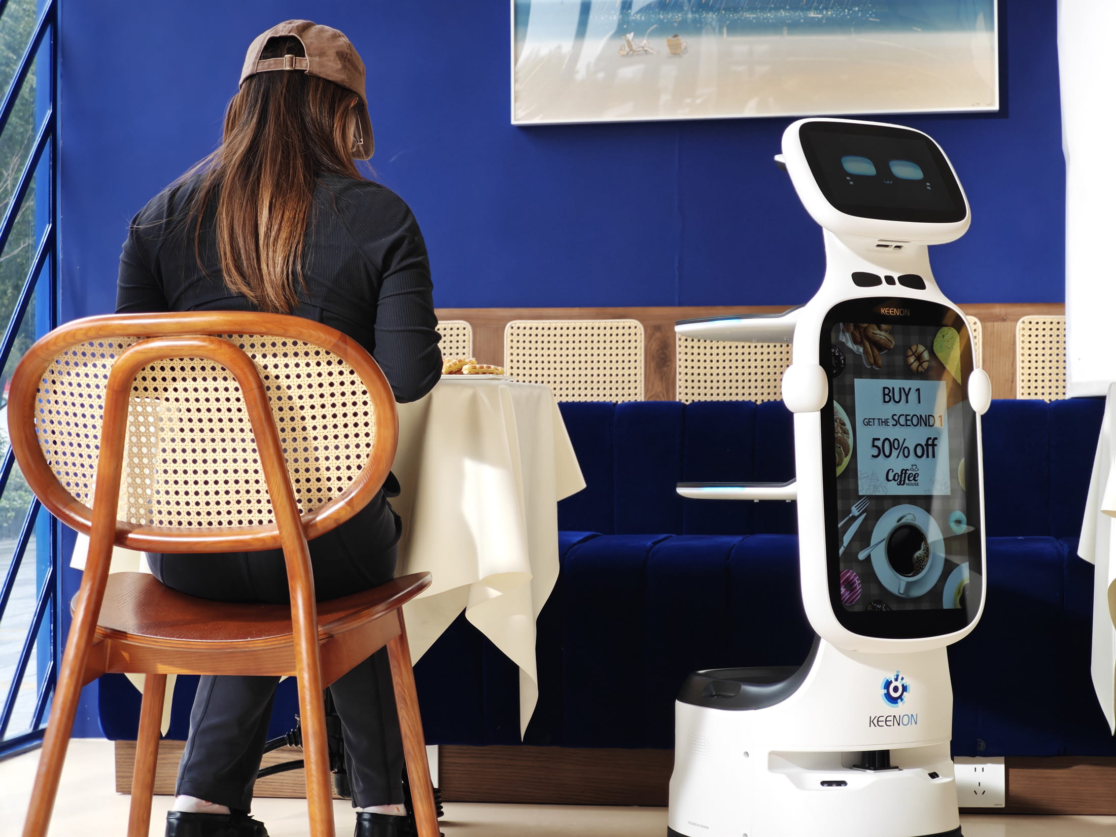 DINERBOT T11 mostrando publicidad