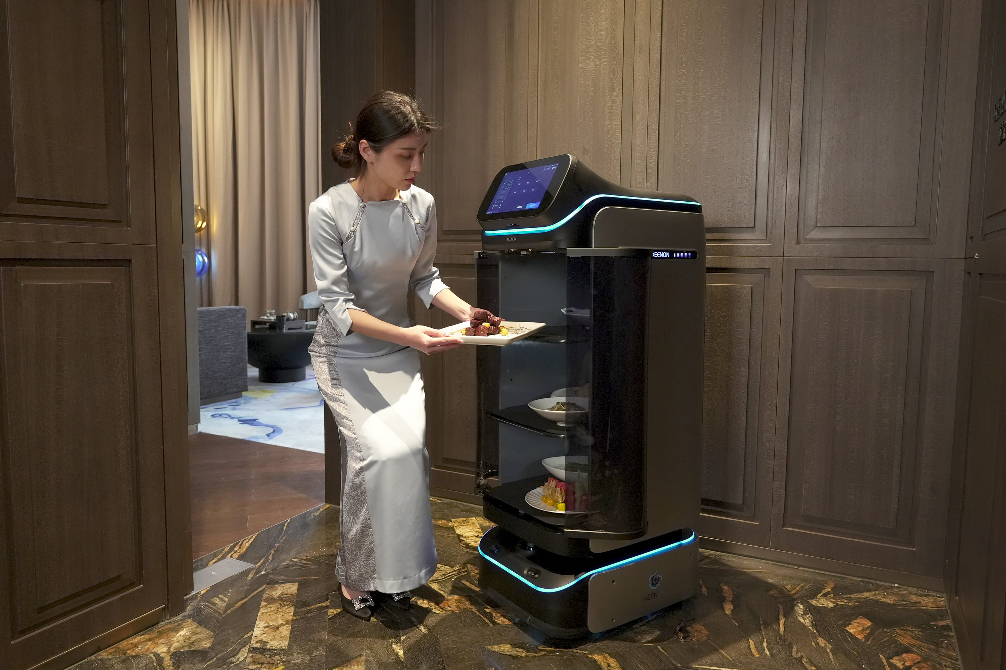 DINERBOT T3 en espacio de servicio